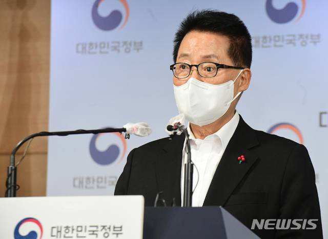 [서울=뉴시스]사진공동취재단 = 박지원 국가정보원장이 16일 서울 종로구 정부서울청사 합동브리핑실에서 권력기관 개혁 관련 언론 브리핑을 하고 있다. 2020.12.16. photo@newsis.com