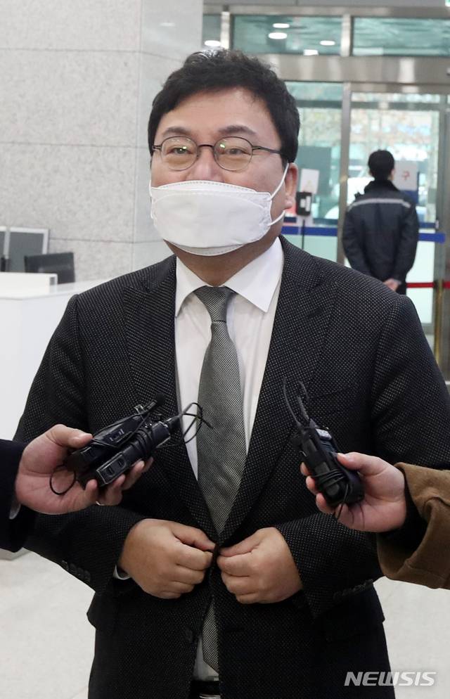 [전주=뉴시스] 김얼 기자 = 이상직 의원의 공직선거법 위반 등 처벌에 대한 법률 위반 공판이 열린 27일 전북 전주시 전주지방법원을 찾은 이상직 의원이 법정으로 들어서기 전 기자들의 질의에 답변하고 있다. 2020.11.27.pmkeul@newsis.com