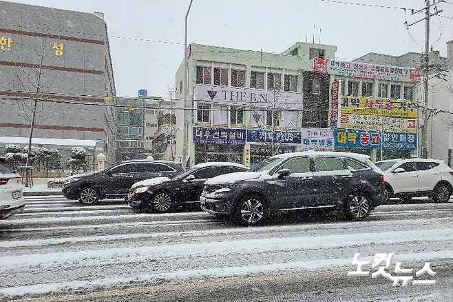 광주전남지역에 최고 10센티미터가 넘는 많은 눈이 내리면서 출근길 교통혼잡이 빚어졌다. 박요진 기자