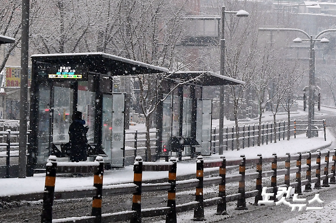 18일 강원지역에 최고 10cm의 눈이 내린 가운데  강원지방기상청은 내일까지 최고 10cm의 눈이  더 내릴 것으로  예보했다.