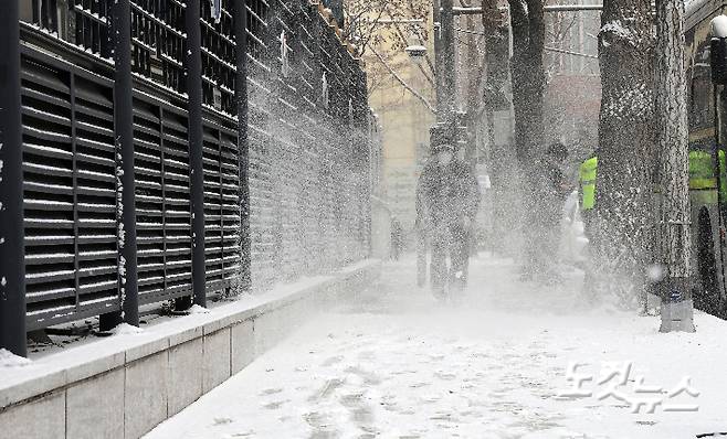 눈이 내리고 있는 18일 오전 서울 종로구 외교부청사 앞에서 제설작업이 진행되고 있다. 황진환 기자