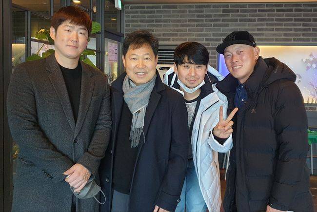 [사진] (왼쪽부터) 박희수, 이만수 이사장, 윤희상, 박정배. / 이만수 헐크파운데이션 이사장 제공