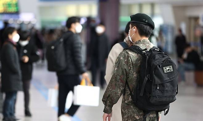 서울역에 군인이 지나가고 있다. 연합뉴스