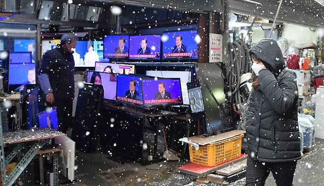 18일 서울 황학동 시장에 위치한 한 가게에서 문재인 대통령의 신년 기자회견이 TV를 통해 방영되고 있다. 이재문 기자