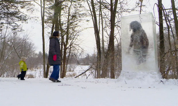 16일(현지시간) 미국 미네소타주 미니애폴리스 지역언론들은 현지 공원에 얼음기둥이 나타나 주민 발길이 이어지고 있다고 보도했다.