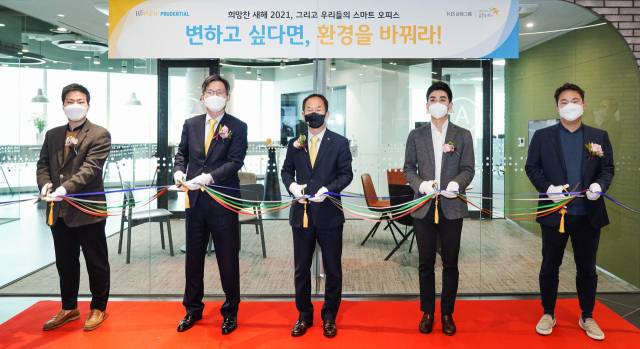 양종희(왼쪽 세번째) KB금융지주 부회장과 민기식(왼쪽 두번째) 푸르덴셜생명 대표가 18일 서울 역삼동 푸르덴셜타워에서 열린 푸르덴셜생명 스마트오피스 오픈식에서 테이프를 자르고 있다./사진 제공=푸르덴셜생명