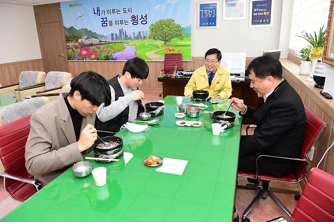 장신상 횡성군수 '밥 한 끼 합시다 (횡성=연합뉴스) 장신상 횡성군수(오른쪽에서 두 번째)가 18일 집무실에서 '군수랑 밥 한 끼 합시다'를 마련, 직원 3명을 초청해 함께 식사하고 있다. 2021.1.18 [횡성군 제공. 재판매 및 DB 금지]