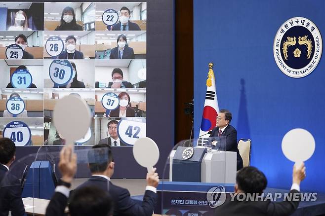질문자 지목하는 문재인 대통령 (서울=연합뉴스) 최재구 기자 = 문재인 대통령이 18일 청와대 춘추관에서 열린 신년 기자회견에서 질문자를 선택하고 있다. 2021.1.18 jjaeck9@yna.co.kr