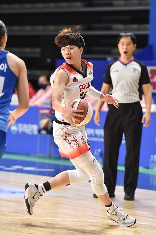 드리블하는 진안 [WKBL 제공. 재판매 및 DB 금지]