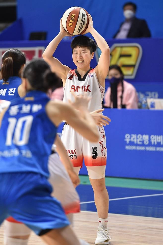 안혜지의 '살인미소' [WKBL 제공. 재판매 및 DB 금지]
