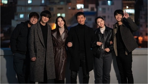 '낮과 밤' 단체사진./사진제공=tvN