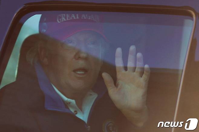 도널드 트럼프 미국 대통령이 차량 밖을 향해 손을 흔들고 있다. © 로이터=뉴스1