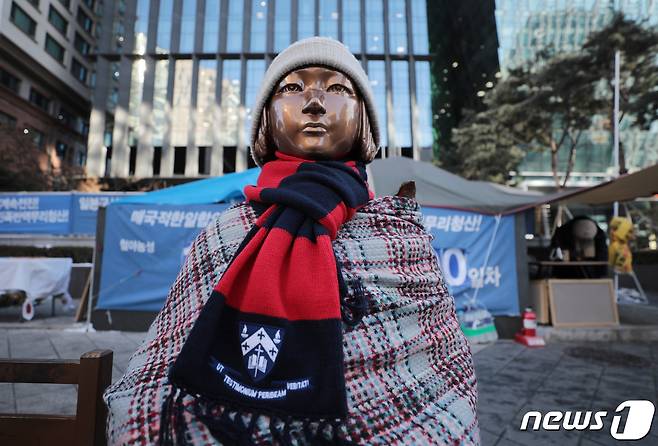 일본군 위안부 피해자들이 일본 정부를 상대로 제기한 손해배상 소송이 정식 재판에 회부된 지 약 5년 만에 1심에서 승소한 8일 서울 종로구 옛 일본대사관 앞 소녀상에 목도리가 둘러져 있다. 2021.1.8/뉴스1 © News1 이성철 기자
