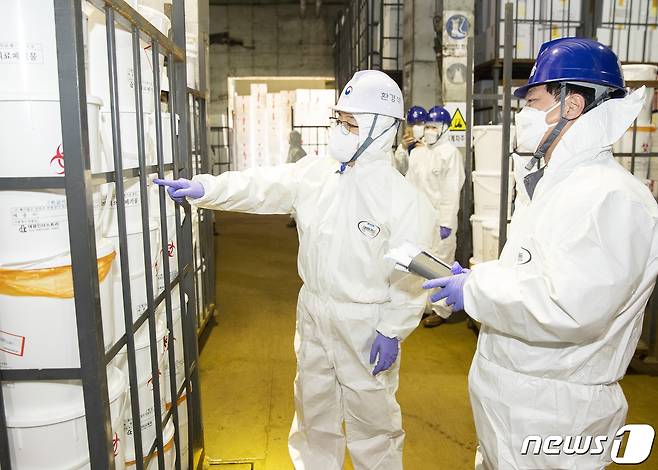 의료폐기물 처리업체를 방문한 홍정기 환경부차관이 의료폐기물 소각처리 과정을 살펴보는 모습 (환경부 제공) 2020.12.17/뉴스1DB