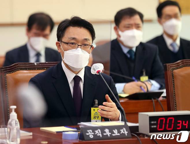 김진욱 초대 고위공직자범죄수사처(공수처)장 후보자가 19일 오전 서울 여의도 국회 법제사법위원회에서 열린 인사청문회에 출석해 의원들의 질의에 답변하고 있다. 2021.1.19/뉴스1 © News1 박세연 기자