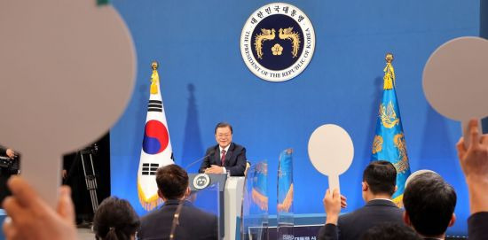 문재인 대통령이 18일 청와대 춘추관에서 열린 신년 기자회견에서 기자들의 질문을 받고 있다. (사진=연합뉴스)