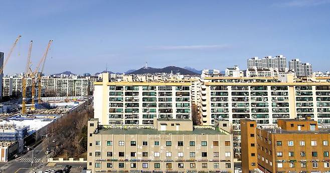 고속버스터미널 옥상에서 바라본 남산과 강남 아파트단지. /한준호 영상미디어 기자