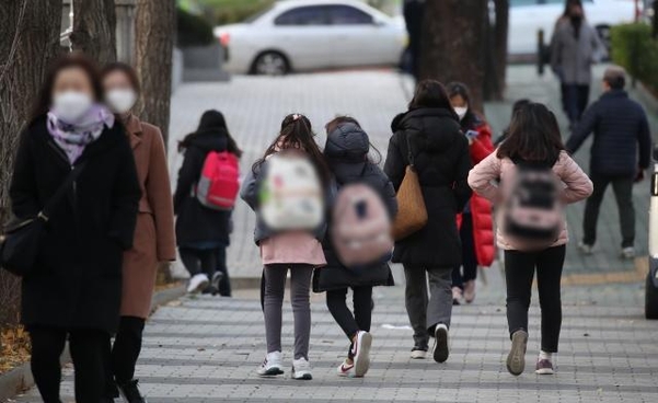 지난해 11월 24일 오전 서울의 한 초등학교에서 어린이들이 등교하고 있다. /연합뉴스
