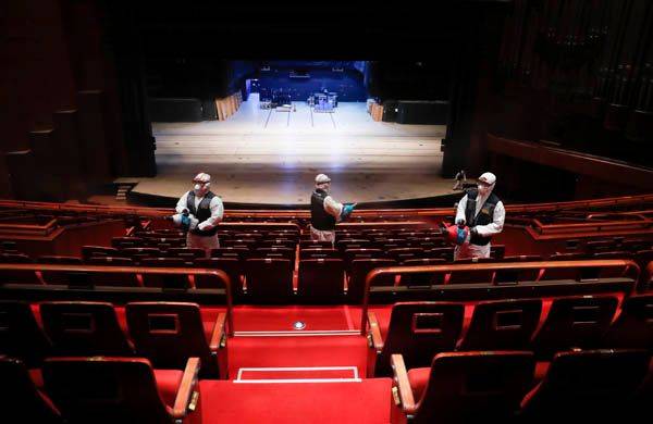 지난해 3월 방역 중인 세종문화회관ⓒ뉴시스