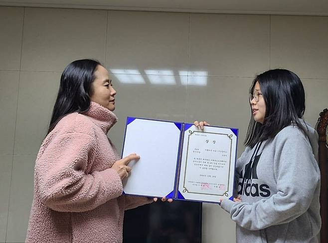 중등부 최우수상을 수상한 남효빈 구산중 학생(오른쪽)이 아름다운마음팀(남효빈, 유주원)을 대표해 어머니와 함께 기념촬영했다.