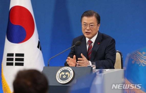 문재인 대통령이 18일 청와대 춘추관에서 열린 신년 기자회견에서 기자의 질문에 답하고 있다. /사진=뉴시스