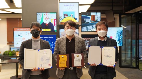 CJ올리브네트웍스 차인혁 대표(가운데)가 서울시 용산구 본사에서 상장과 상패를 들고 기념 사진을 촬영하고 있다. CJ올리브네트웍스 제공