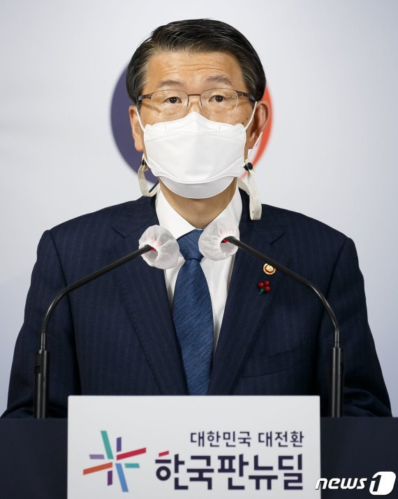 은성수 금융위원장이 지난 18일 서울 종로구 정부서울청사 합동브리핑실에서 2021년 금융위원회 업무계획을 설명하고 있다. (금융위원회 제공) /사진=뉴스1