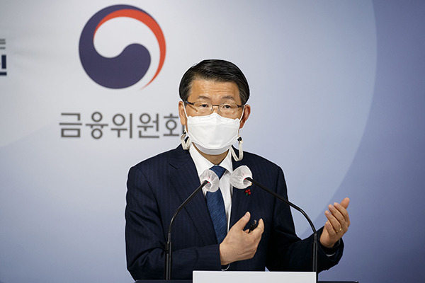 은성수 금융위원장이 18일 서울 종로구 정부서울청사 합동브리핑실에서 2021년 금융위원회 업무계획을 설명하고 있다. (사진=금융위원회)