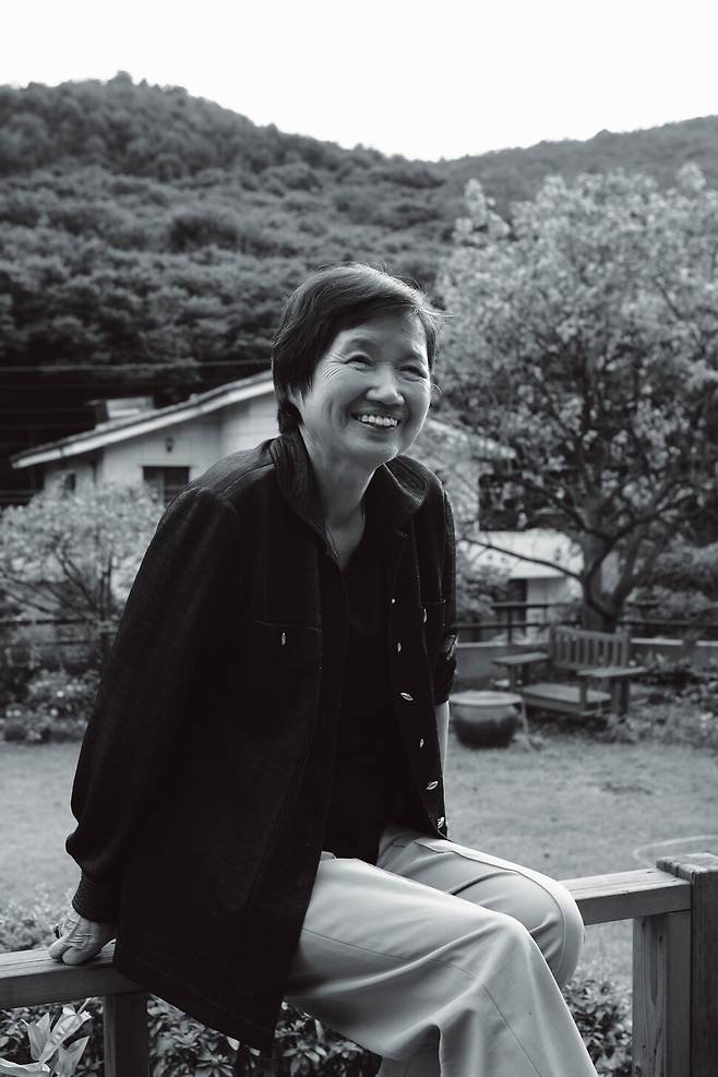 박완서의 문학세계는 독특하다. 역사란 무엇인가, 문학이란 무엇인가, 남들이 거창한 이야기를 하는 동안 박완서는 조곤조곤 자기 이야기를 소설과 수필로 풀었다. 그렇다고 사회 문제에 대해 발언하지 않은 것도 아니다. <한겨레>가 창간하고 얼마 뒤부터는 ‘한겨레 논단’에 글을 실었다. 오래 연재하지 않았지만, 빈부격차·이념갈등·젠더문제·분단 등 한국 사회의 다양한 급소를 두루 건드렸다. 특유의 조곤조곤한 글맛을 잃지 않으며 말이다. <씨네21>을 위해 오계옥 기자가 찍은 이 사진에 그의 ‘외유내강’한 표정이 잘 드러나 있다.