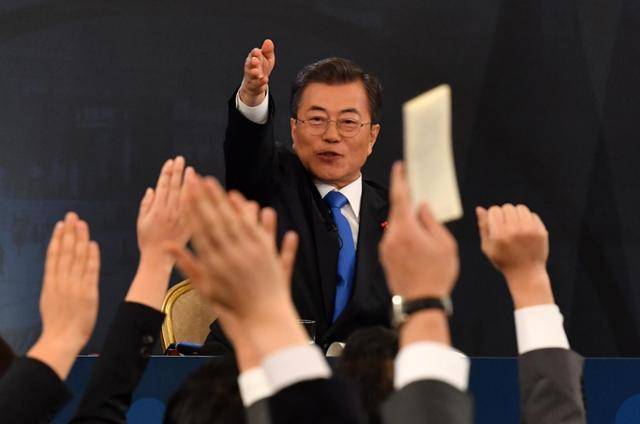 문재인 대통령이 10일 청와대 영빈관에서 열린 신년 기자회견에서 출입 기자들의 질문을 받고 있다. 청와대사진기자단