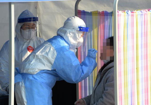임시 선별진료소에서 코로나19 검체를 채취하고 하고 있는 의료진. 뉴시스