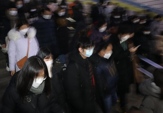 19일 오전 마스크를 쓴 시민들이 서울 구로구 지하철 1호선 신도림역에서 출근길 발걸음을 옮기고 있다. 뉴스1
