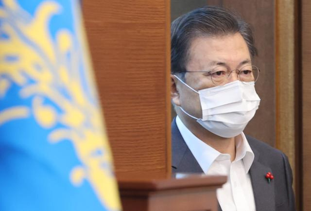 문재인 대통령이 19일 청와대에서 열린 국무회의에 참석하고 있다. 연합뉴스