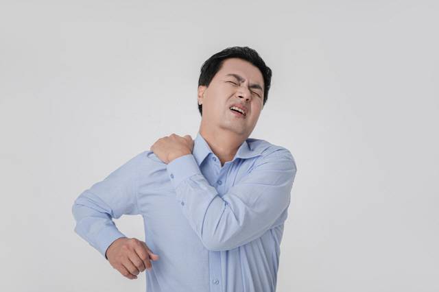 담은 단순한 근육 문제가 아니다. 한의학에서는 '담'을 체내 기혈이나 진액의 순환이 제대로 이뤄지지 않아 생기는 노폐물로 본다./클립아트코리아 제공