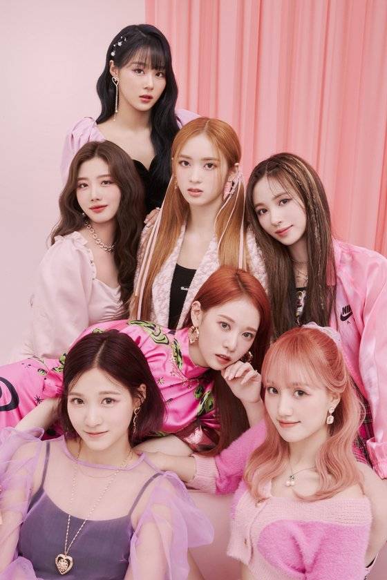 한국인 5명, 일본인 2명으로 구성된 7인조 걸 그룹 체리블렛. [사진 FNC엔터테인먼트]