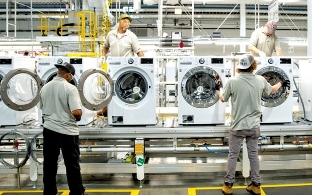 LG전자 미국 테네시주 공장에서 직원들이 세탁기를 조립하고 있다. 사진=LG전자 제공