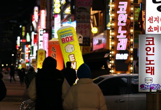 지난해 노래연습장 폐업건수는 13년 만에 최고치로 나타났다. 지난 18일부터 코로나19 확산에 중단됐던 노래연습장, 코인노래방이 영업을 시작했다. /사진=연합뉴스