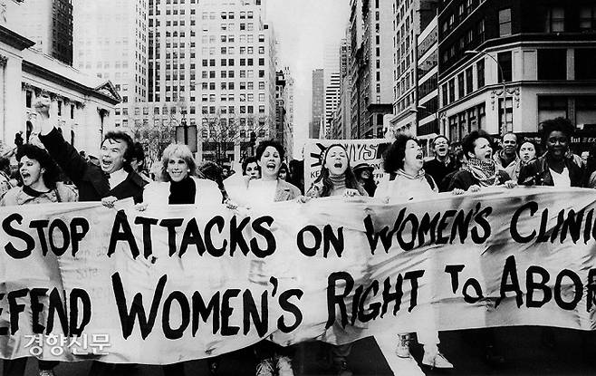 필리스 체슬러는 <정치적으로 올바르지 않은 페미니스트>에서 치열하게 연대한 동료들의 역사를 기록한다. 지금의 페미니스트들이 더 현명하게 싸우기를 바라며 2세대 페미니즘의 빛났던 순간과 어두운 치부를 함께 전한다. 사진은 1988년 여성 재생산권 수호 운동 현장에서 체슬러의 모습(왼쪽에서 네번째). 바다출판사 제공
