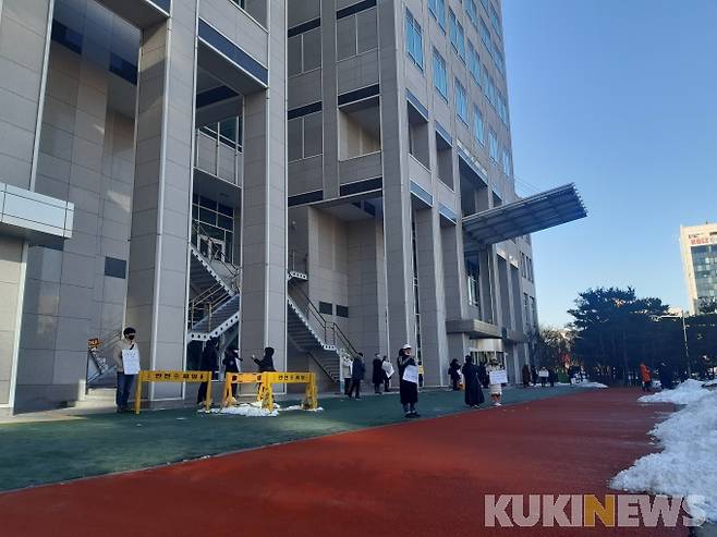 ▲ 한국노래문화업 대전시협회 회원들이 거리두기를 하며 묵언으로 대전시청을 항의 방문했다.&nbsp;