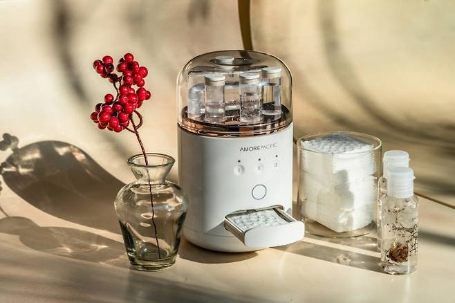 ▲CES 2021 혁신상 수상 기술 2건 전시_포뮬라리티 토너 패드 메이커. 제공=아모레퍼시픽