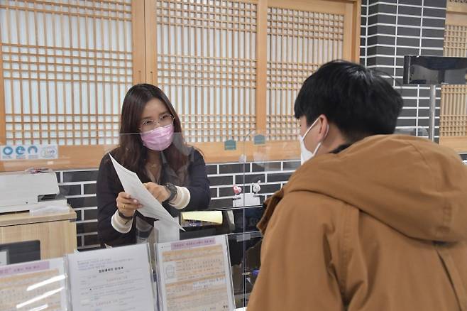 ▲ 부여군 시민봉사과 민원창구 민원응대 장면.