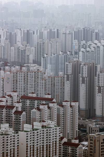 지난 18일 오후 서울 영등포구 63스퀘어 전망대에서 바라본 아파트 단지의 모습. 연합뉴스