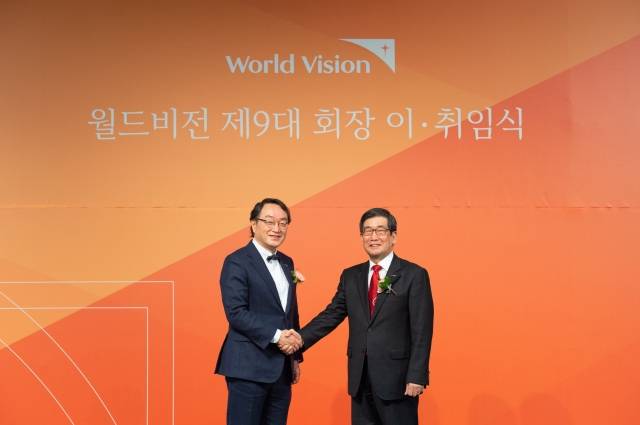 조명환 월드비전 신임회장(왼쪽)이 19일 제9대 월드비전 회장 이·취임식을 마친 후 양호승 전임회장과 악수하고 있다. 월드비전 제공