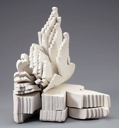 2015년 작 ‘흰 보좌’(계 20). 영국 도예전문지 세라믹 리뷰 훼이스북 2016년 2월 게재. h 43cm 도기.