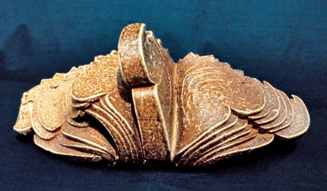 1978년 작  ‘생명의 책’(계3). 미국 도예전문지 세라믹 먼들리(Ceramics Monthly) 2018년 1월호 게재.h 15cm 석기.