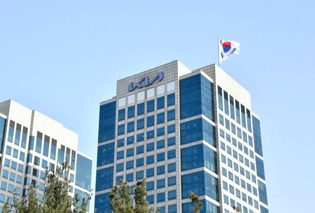 새 로고 현판이 적용된 서울시 서초구 양재동 기아 사옥 [사진 제공 = 기아]