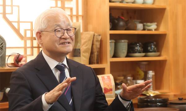 정성진 미래목회포럼 이사장이 서울 종로 크로스로드선교회 사무실에서 한국 교회를 향해 쓴소리를 던지고 있다. [이충우 기자]