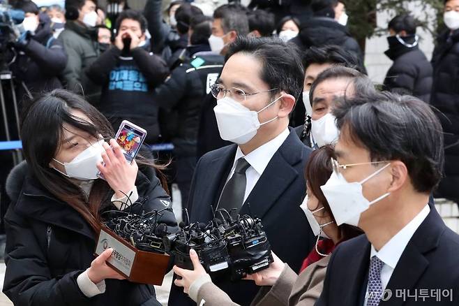 이재용 삼성전자 부회장이 18일 오후 서초구 서울고법에서 열린 국정농단 사건 파기환송심 선고 공판에 출석하고 있다. /사진=이기범 기자