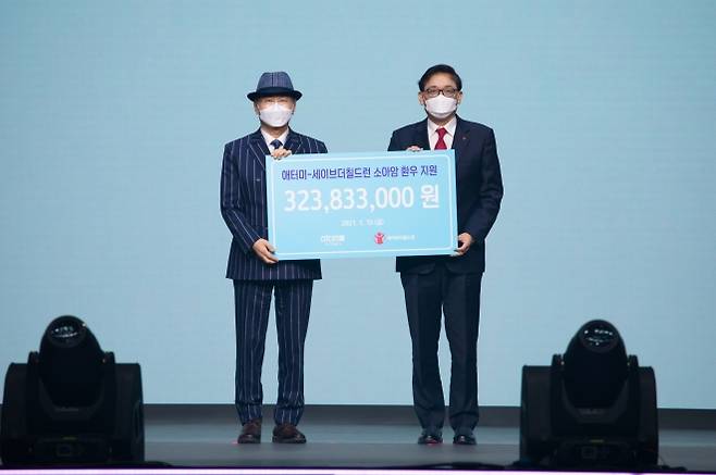 (왼쪽)박한길 애터미 회장, (오른쪽)정태영 세이브더칠드런 사무총장