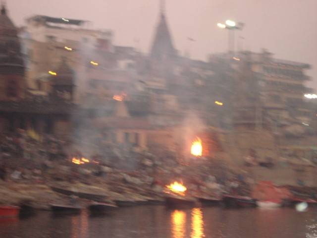 시체 화장터가 있는 바라나시 갠지스 강변/사진=문병환 기자
